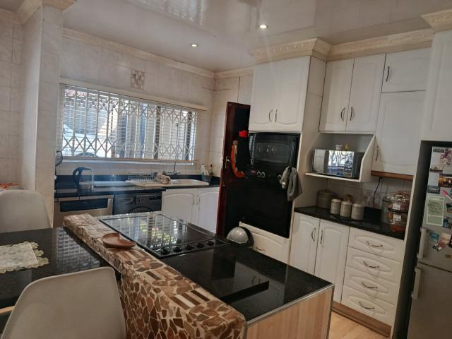 4 Bedroom House For Sale in Ridgeway