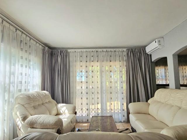 4 Bedroom House For Sale in Ridgeway