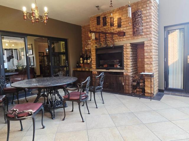 4 Bedroom House For Sale in Rietvalleirand