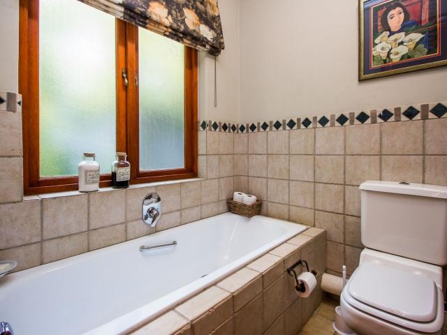 4 Bedroom House For Sale in Woodhill Golf Estate