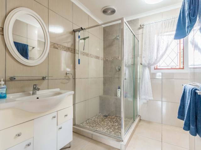 4 Bedroom House For Sale in Waterfall