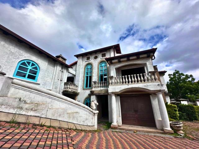 4 Bedroom House For Sale in Waterkloof