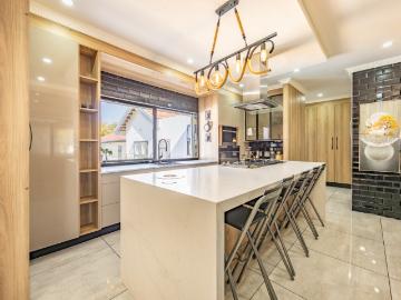 4 Bedroom House For Sale in Waterkloof