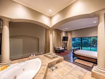 4 Bedroom House For Sale in Waterkloof