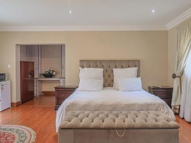 4 Bedroom House For Sale in Waterkloof Glen