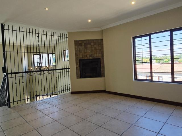 4 Bedroom House For Sale in Waterkloof Ridge