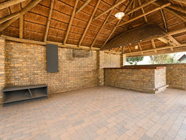 4 Bedroom House For Sale in Waterkloof Ridge