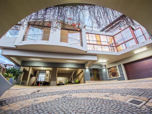 4 Bedroom House For Sale in Waterkloof Ridge