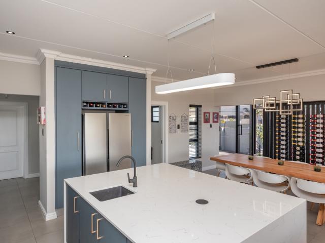 4 Bedroom House For Sale in Weybridge Park