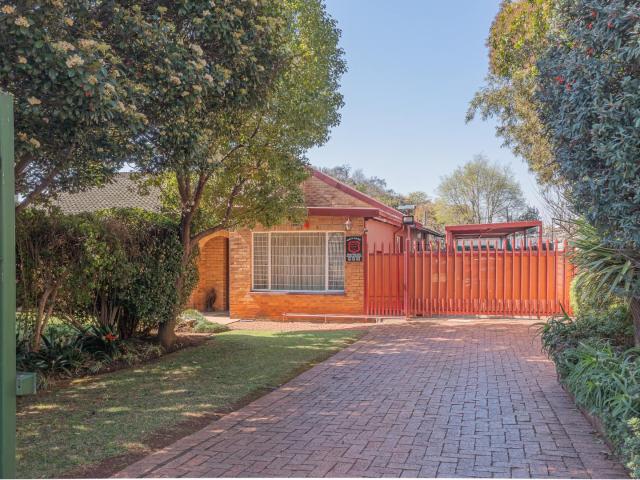 4 Bedroom House For Sale in Weltevreden Park