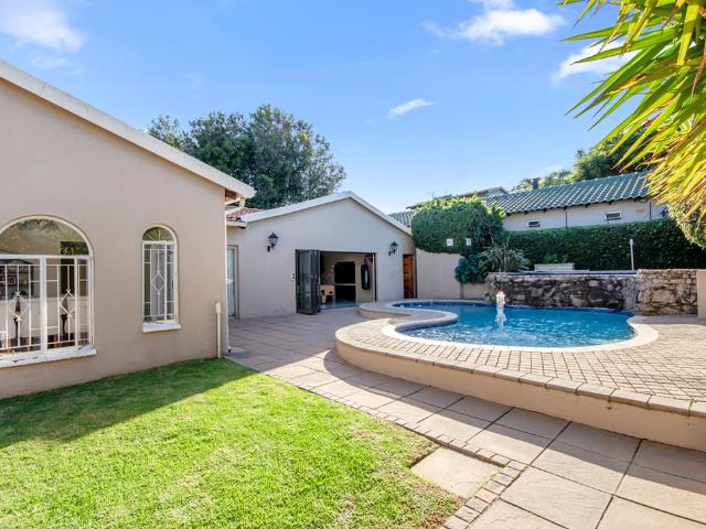 4 Bedroom House For Sale in Weltevreden Park