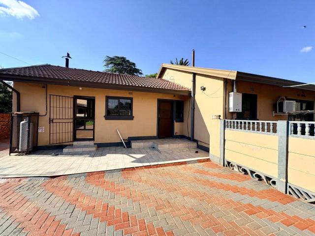 4 Bedroom House For Sale in Westonaria
