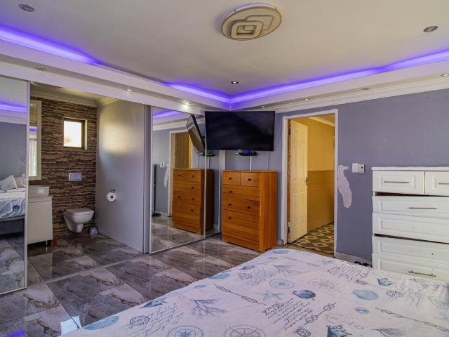 4 Bedroom House For Sale in Westbury