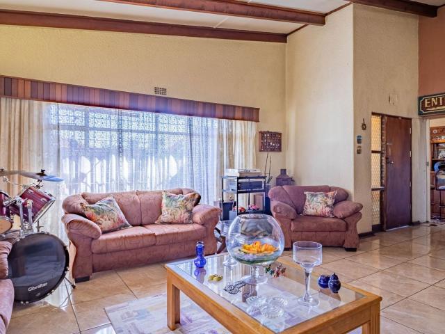 4 Bedroom House For Sale in Westdene