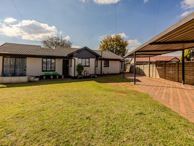 4 Bedroom House For Sale in Witpoortjie