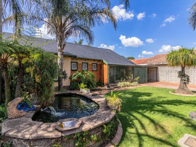 4 Bedroom House For Sale in Witpoortjie