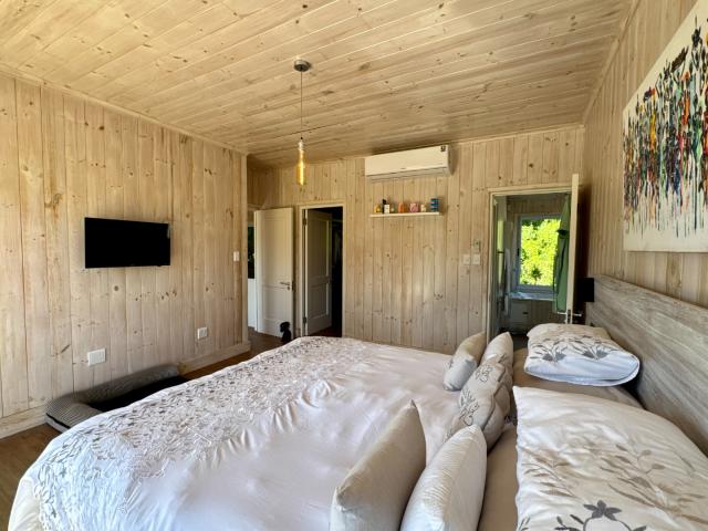 4 Bedroom House For Sale in Wilderness Central