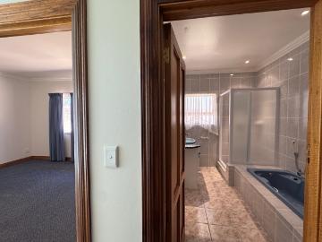 4 Bedroom House For Sale in Wilderness Central