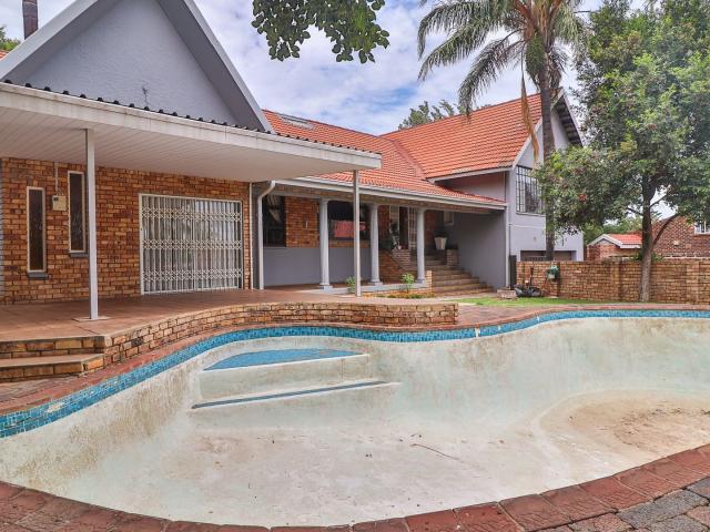4 Bedroom House For Sale in Wilkoppies