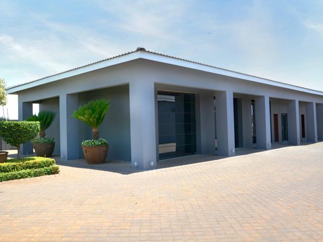 4 Bedroom House For Sale in Wilkoppies
