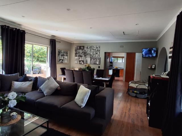 4 Bedroom House For Sale in Wilro Park