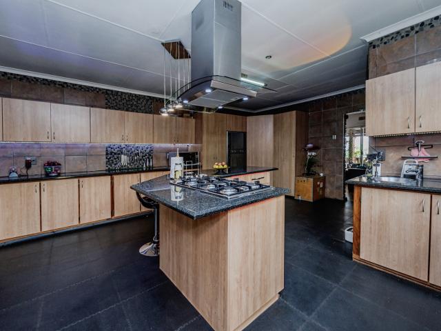 4 Bedroom House For Sale in Wilro Park