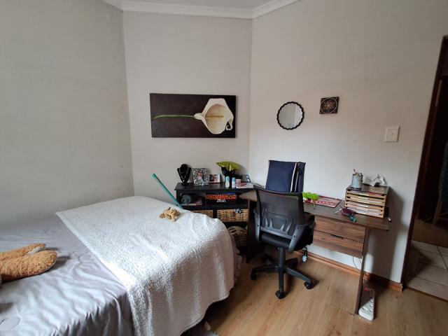 4 Bedroom House For Sale in Thatchfield Cresent