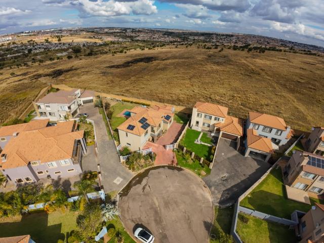 4 Bedroom House For Sale in Thatchfield Estate