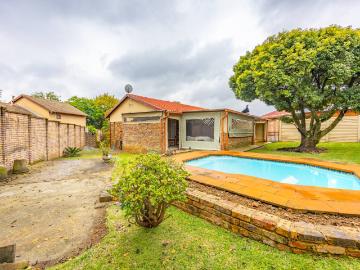 4 Bedroom House For Sale in The Reeds