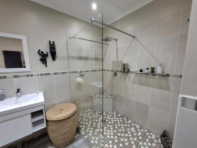 4 Bedroom House For Sale in Umtentweni