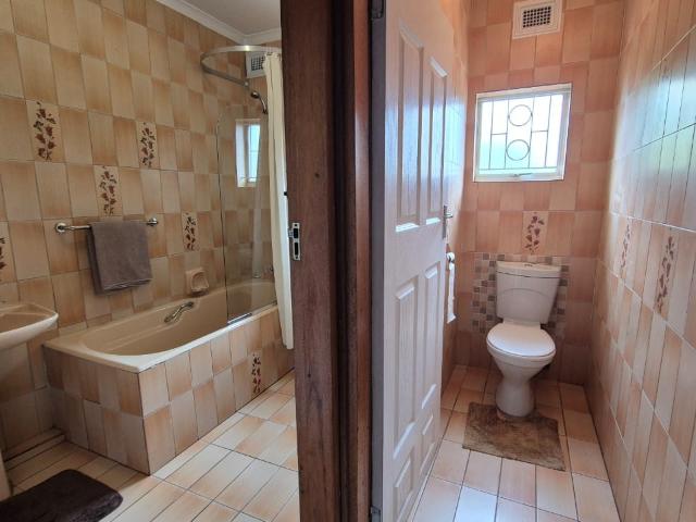 4 Bedroom House For Sale in Umhlatuzana
