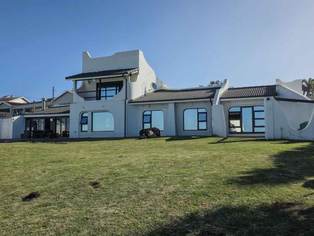 4 Bedroom House For Sale in Uvongo Beach