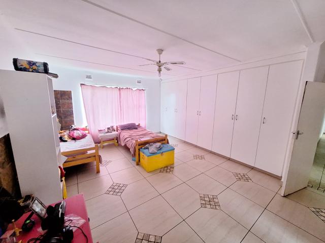 4 Bedroom House For Sale in Uvongo