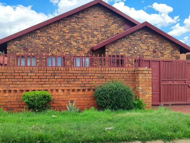 4 Bedroom House For Sale in Vosloorus