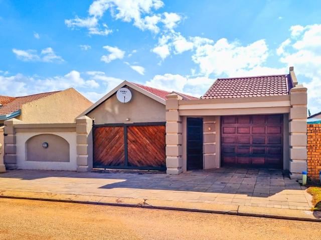 4 Bedroom House For Sale in Vosloorus