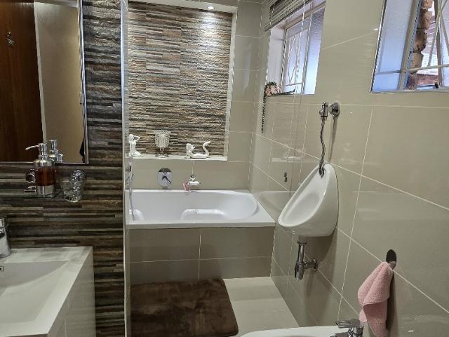 4 Bedroom House For Sale in Vaalpark