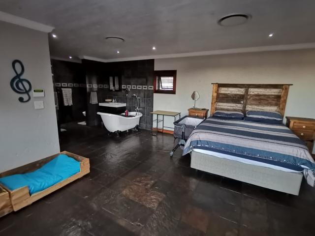 4 Bedroom House For Sale in Vaalpark