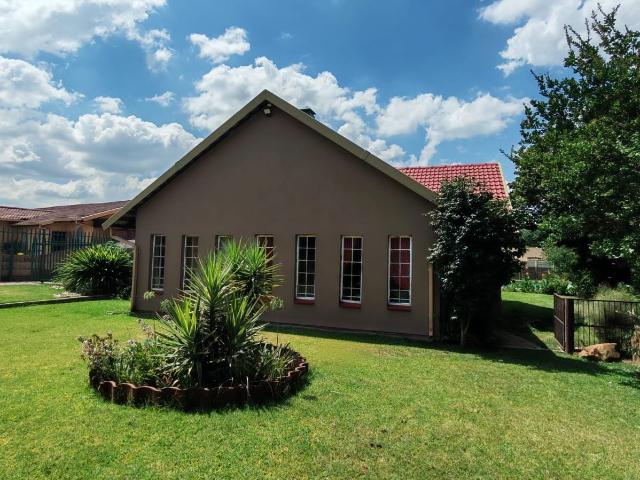 4 Bedroom House For Sale in Vaalpark