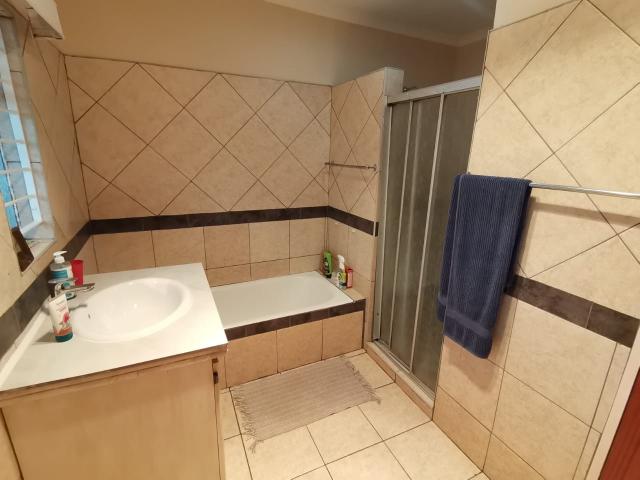 4 Bedroom House For Sale in Vaalpark