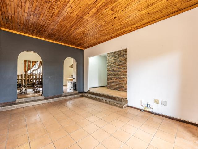 4 Bedroom House For Sale in Val De Grace
