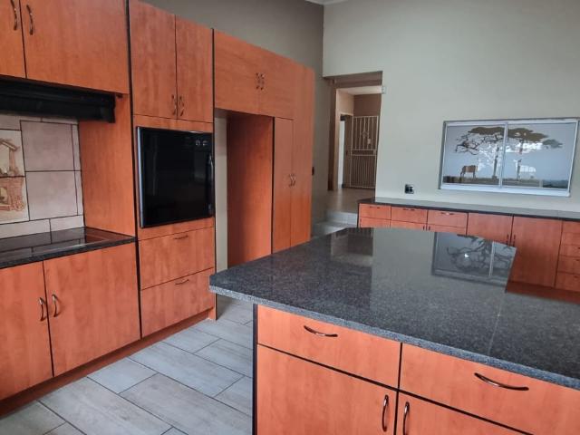 4 Bedroom House For Sale in Van Riebeeck Park