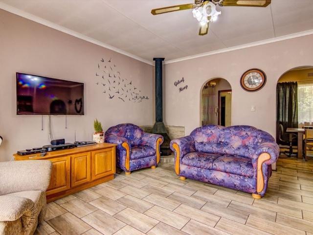 4 Bedroom House For Sale in Van Riebeeck Park