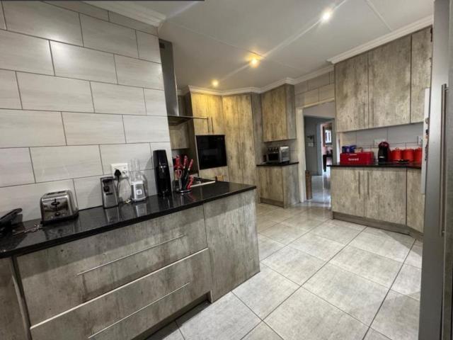 4 Bedroom House For Sale in Van Riebeeck Park
