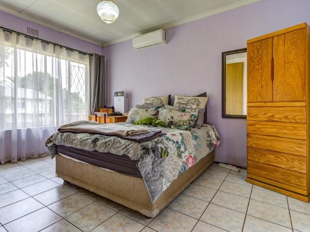 4 Bedroom House For Sale in Van Riebeeck Park