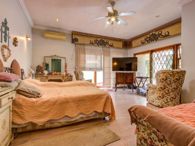 4 Bedroom House For Sale in Van Riebeeck Park