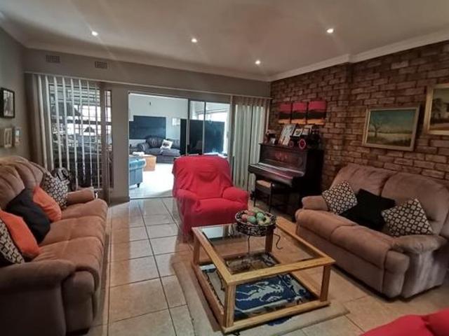 4 Bedroom House For Sale in Vanderbijlpark SE 3