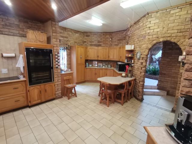 4 Bedroom House For Sale in Vanderbijlpark SE 3