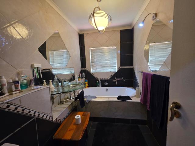 4 Bedroom House For Sale in Vanderbijlpark SE 6