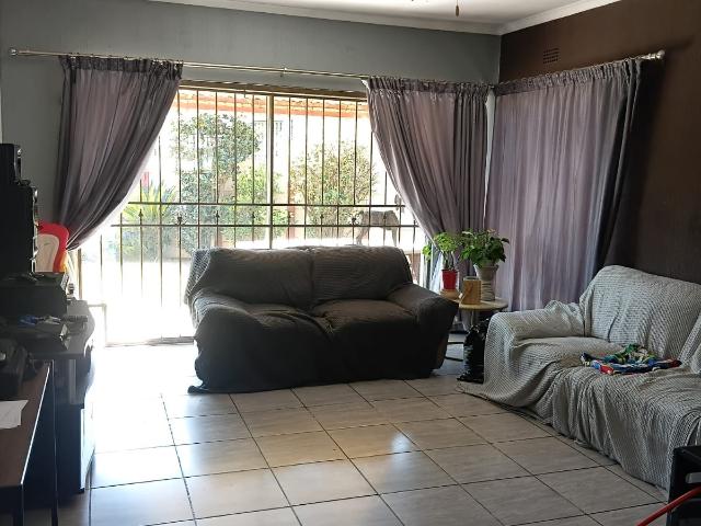 4 Bedroom House For Sale in Verwoerdpark