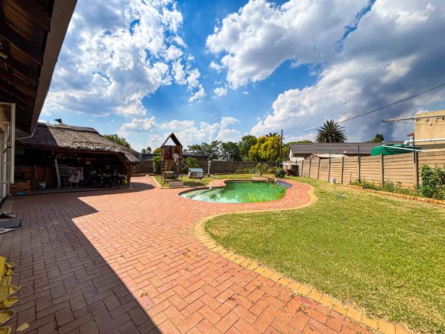 4 Bedroom House For Sale in Verwoerdpark